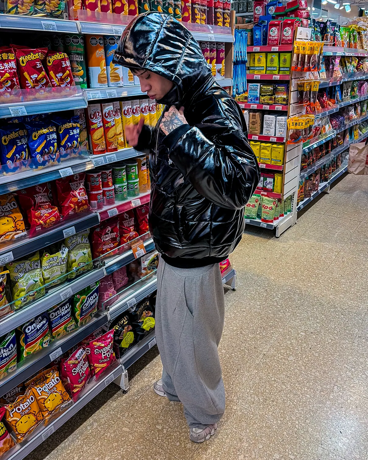 Persona con la puffer negra en la góndola de un kiosco.